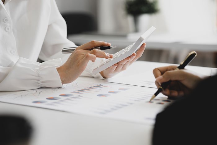 Studio Mazza offre un servizio completo di assistenza fiscale, garantendo supporto professionale e aggiornato per la gestione degli adempimenti tributari. La nostra consulenza è rivolta a imprese, professionisti e privati, assicurando il rispetto delle normative fiscali vigenti e la massima ottimizzazione delle imposte. Affidandoti a noi, potrai contare su un team di esperti che ti guideranno nella corretta gestione della tua fiscalità, evitando sanzioni e garantendo efficienza e trasparenza.