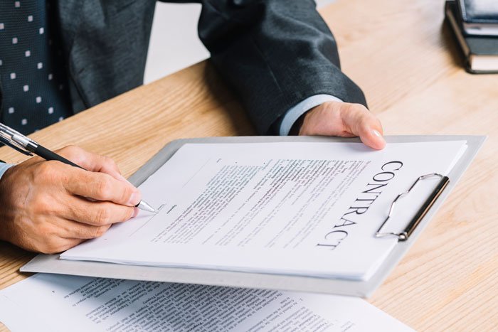 Consulenza e Assistenza per Contratti Commerciali Il nostro studio offre supporto legale e fiscale nella negoziazione, redazione e revisione di contratti commerciali, sia a livello nazionale che internazionale. Grazie all’esperienza maturata nel settore, garantiamo soluzioni contrattuali efficaci e personalizzate, volte a tutelare gli interessi delle imprese e a prevenire eventuali controversie.