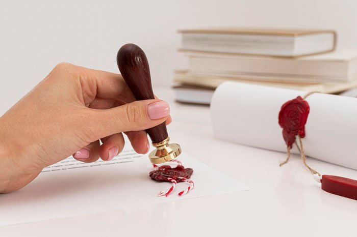 Il nostro studio offre un servizio completo e professionale di consulenza e assistenza nelle successioni, grazie alla competenza di un team di esperti che guida i clienti in tutte le fasi del processo. Dalla raccolta e analisi delle informazioni necessarie alla redazione dei documenti, ci occupiamo di ogni dettaglio per garantire una gestione corretta e senza problemi.